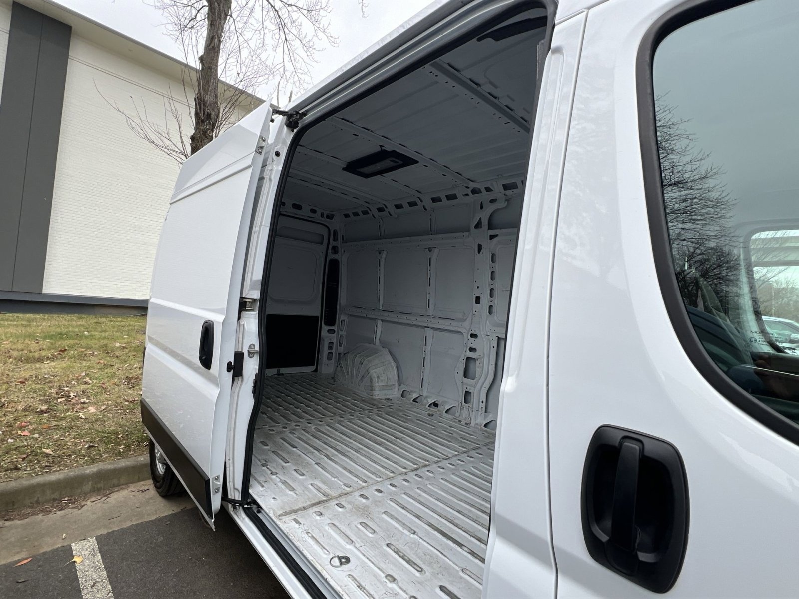 Used 2024 RAM ProMaster 2500 w/ Convenience Group image 33