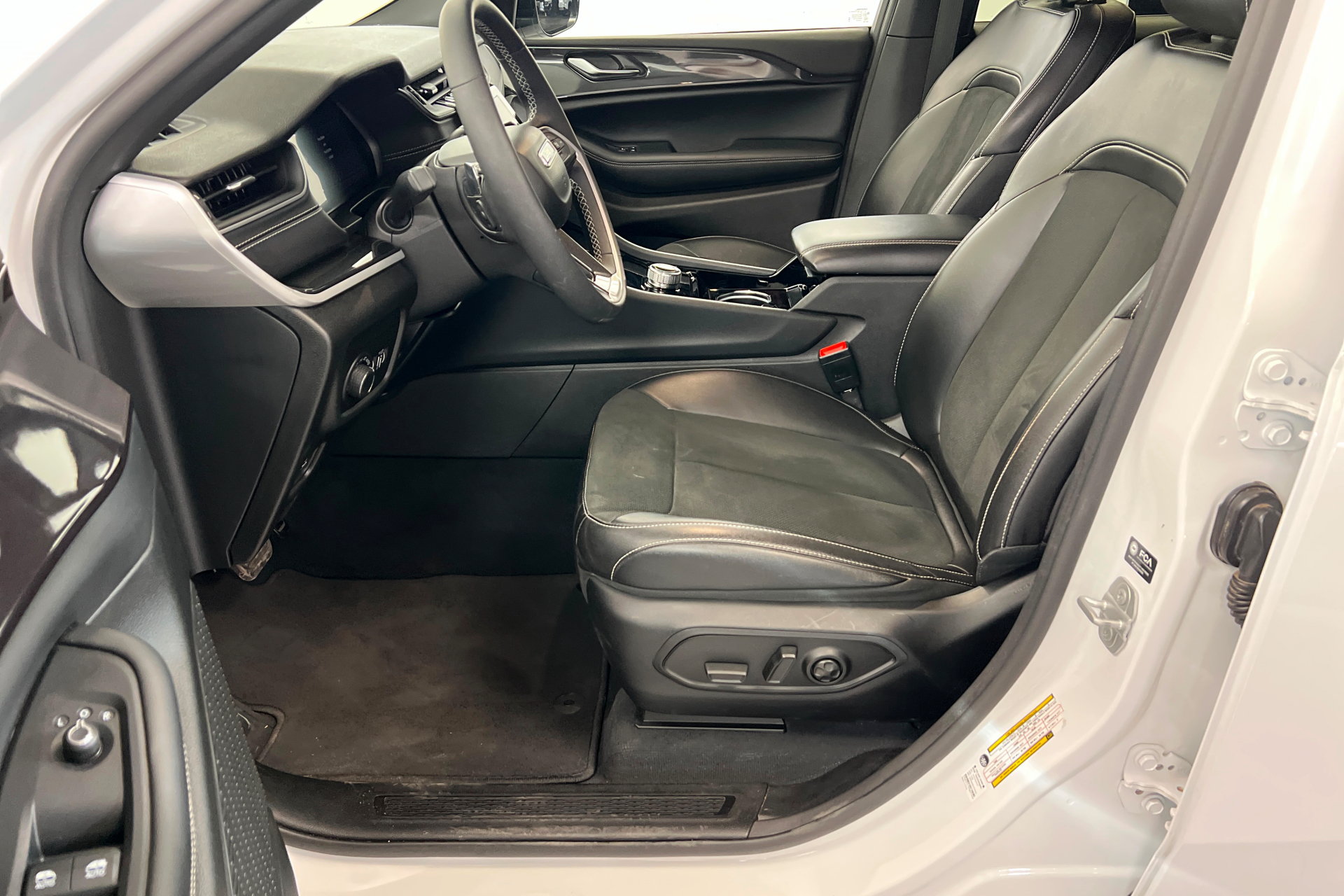 Certified 2023 Jeep Grand Cherokee Altitude AWD/4WD image 17