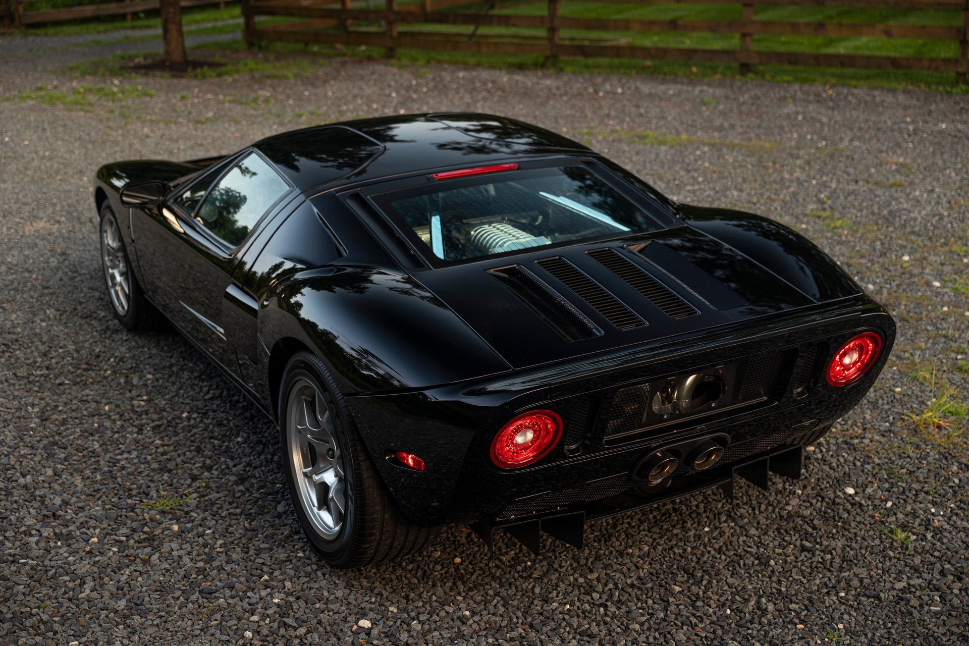 Used 2006 Ford GT RWD image 10