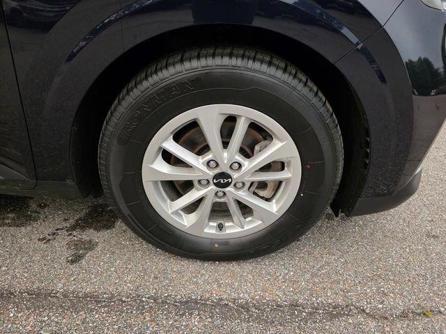 Used 2023 Kia Carnival LX FWD image 12