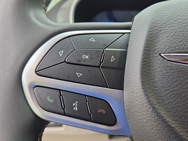 Used 2023 Chrysler Pacifica Touring-L FWD image 25