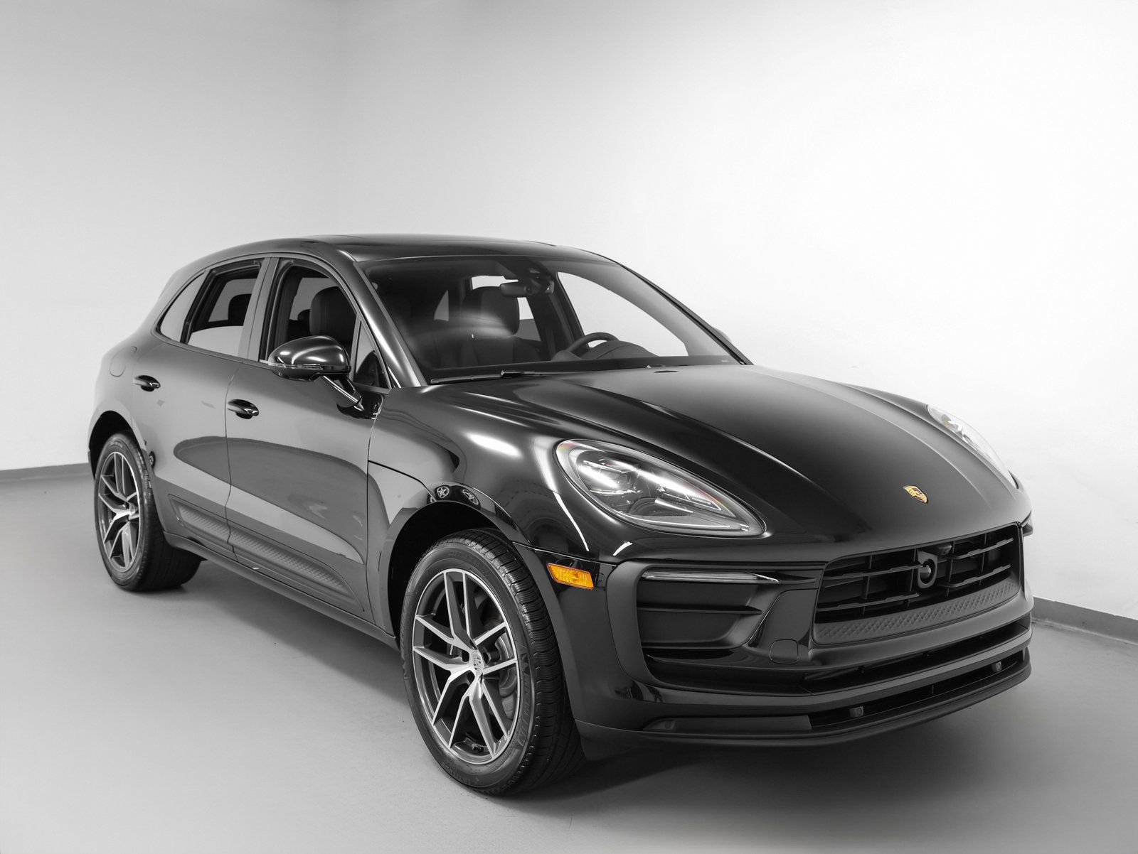 Certified 2025 Porsche Macan AWD/4WD image 10