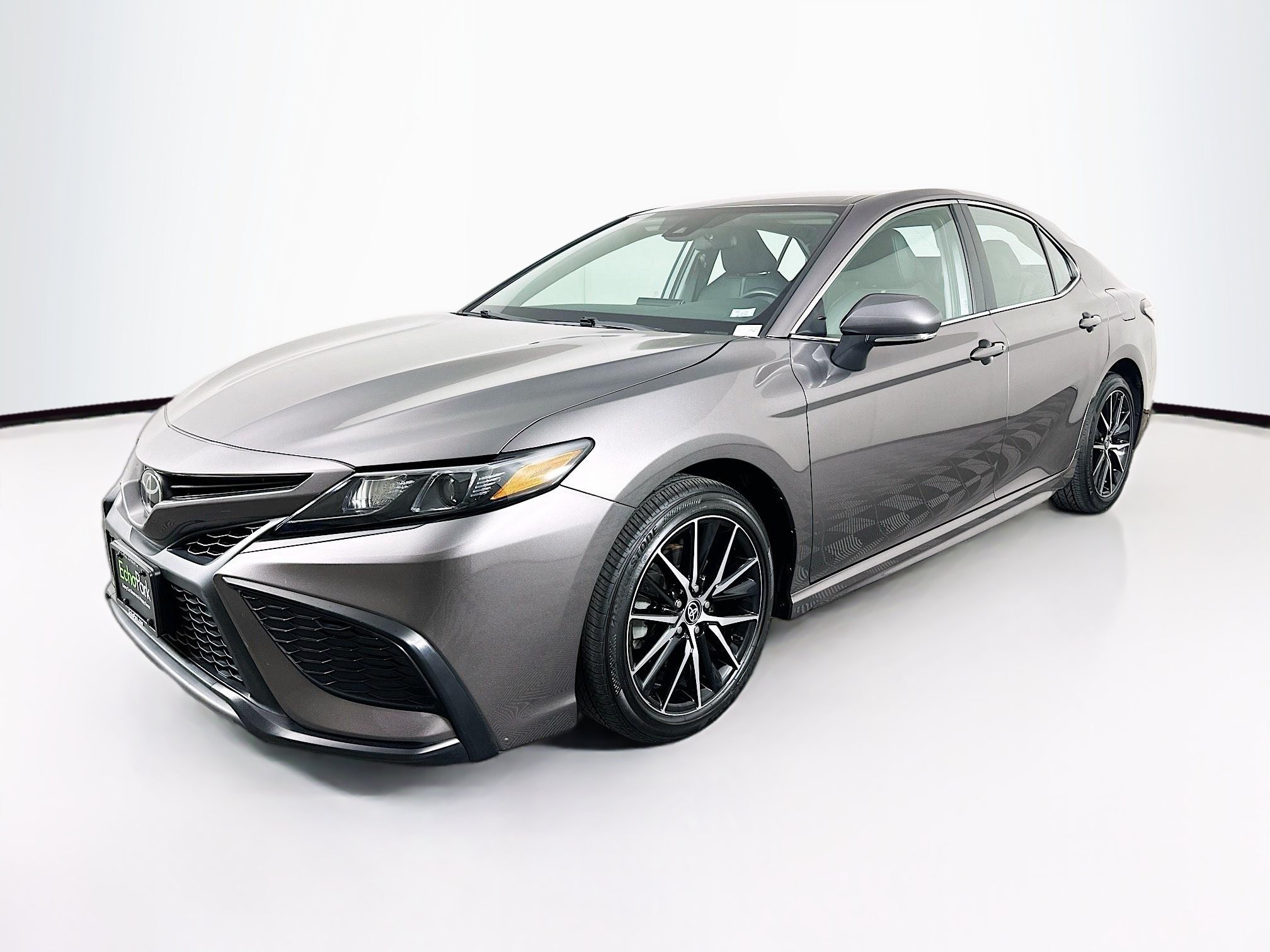 Used 2024 Toyota Camry SE FWD image 3