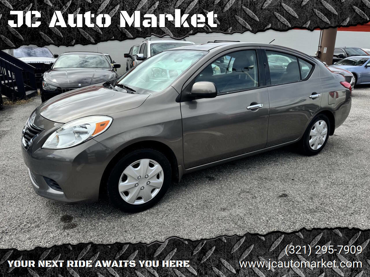 Used 2014 Nissan Versa SV image 1