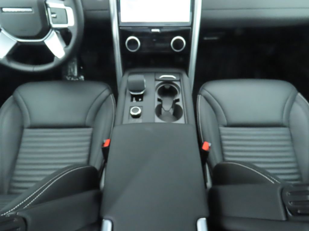 Used 2025 Land Rover Discovery S image 17