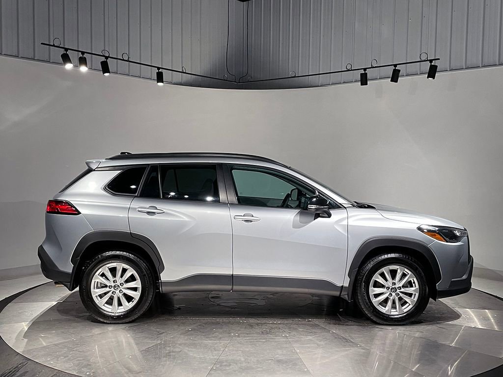 Used 2025 Toyota Corolla Cross LE image 11