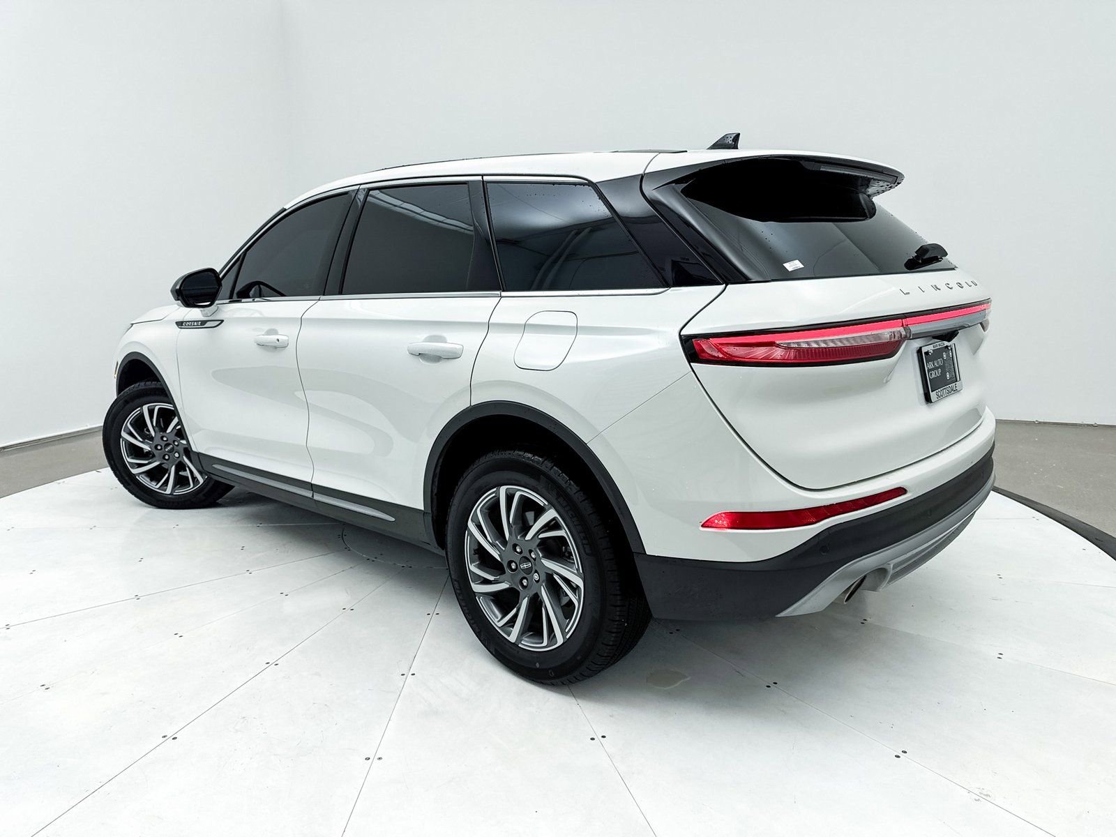 Used 2024 Lincoln Corsair FWD image 2