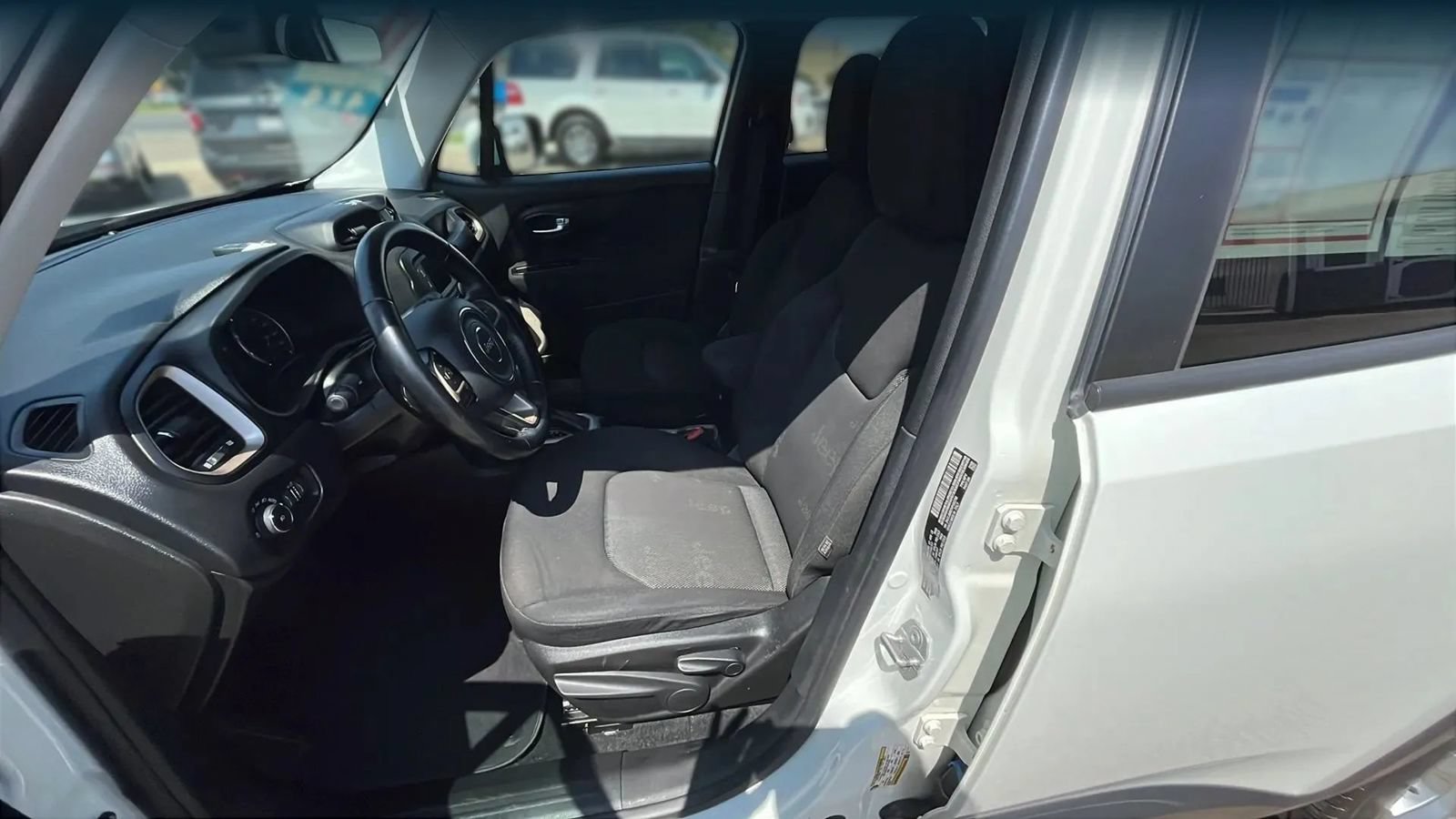Used 2017 Jeep Renegade Latitude AWD/4WD image 9