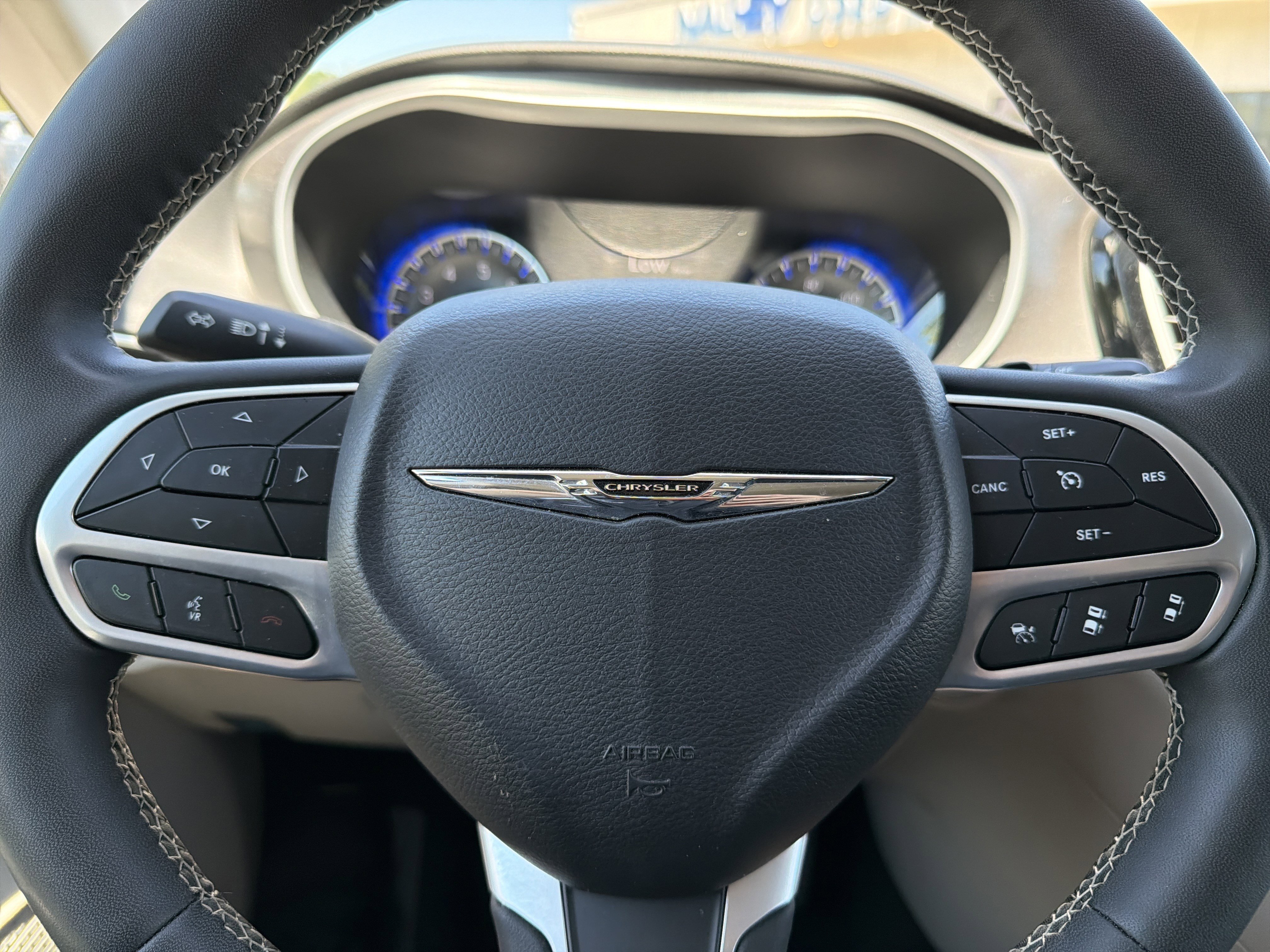 Used 2024 Chrysler Pacifica Touring-L FWD image 10