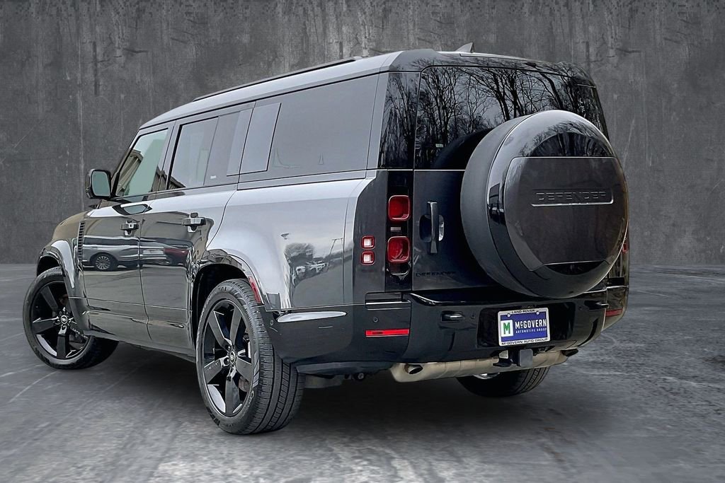 Used 2025 Land Rover Defender 130 X-Dynamic SE image 4