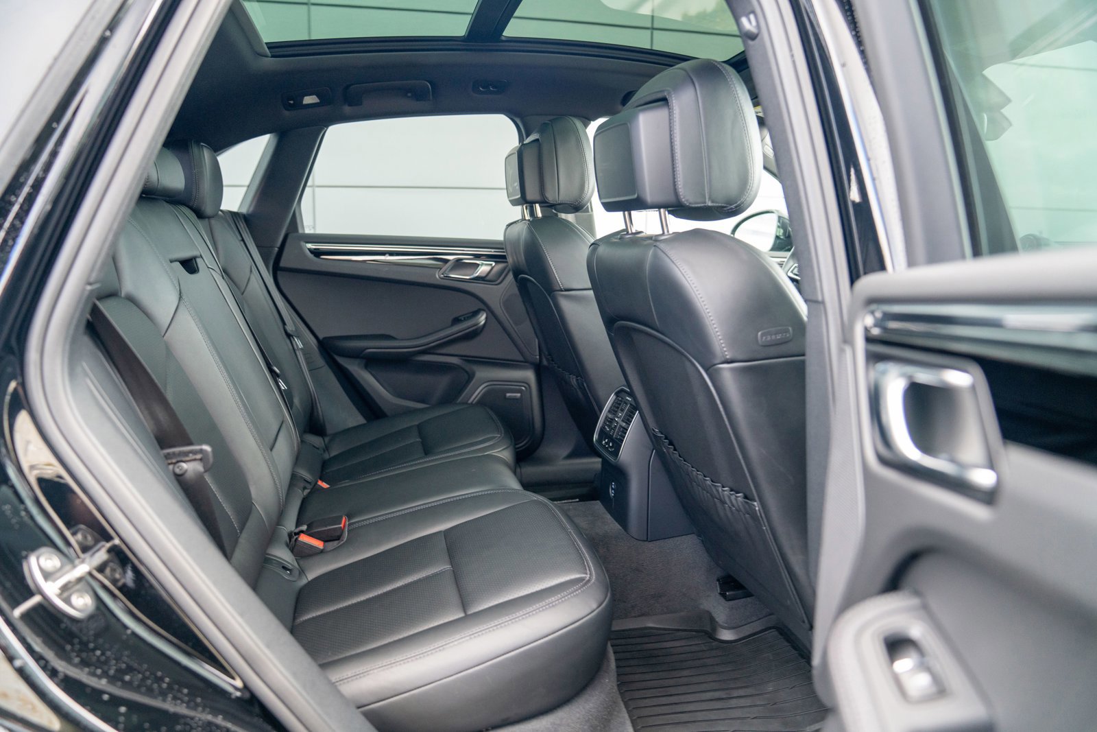 Certified 2025 Porsche Macan image 25