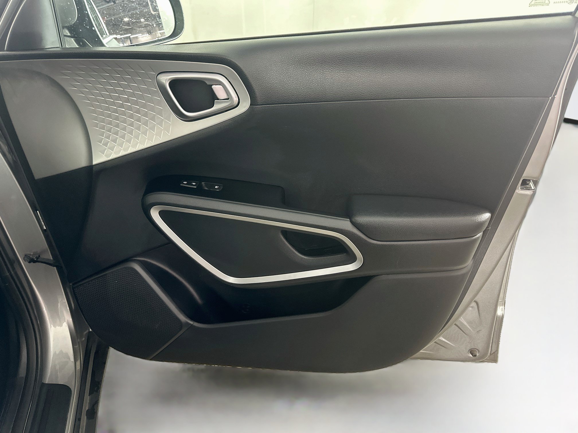 Used 2025 Kia Soul LX w/ LX Technology Package FWD image 31