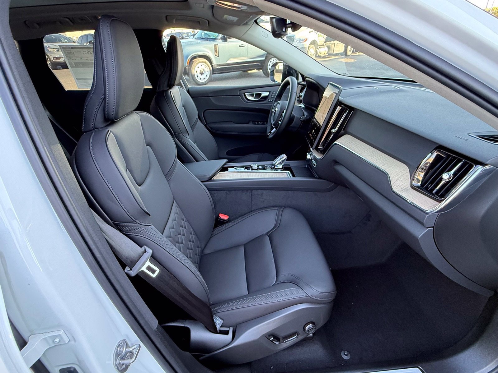New 2027 Volvo XC60 B5 Plus AWD/4WD image 21