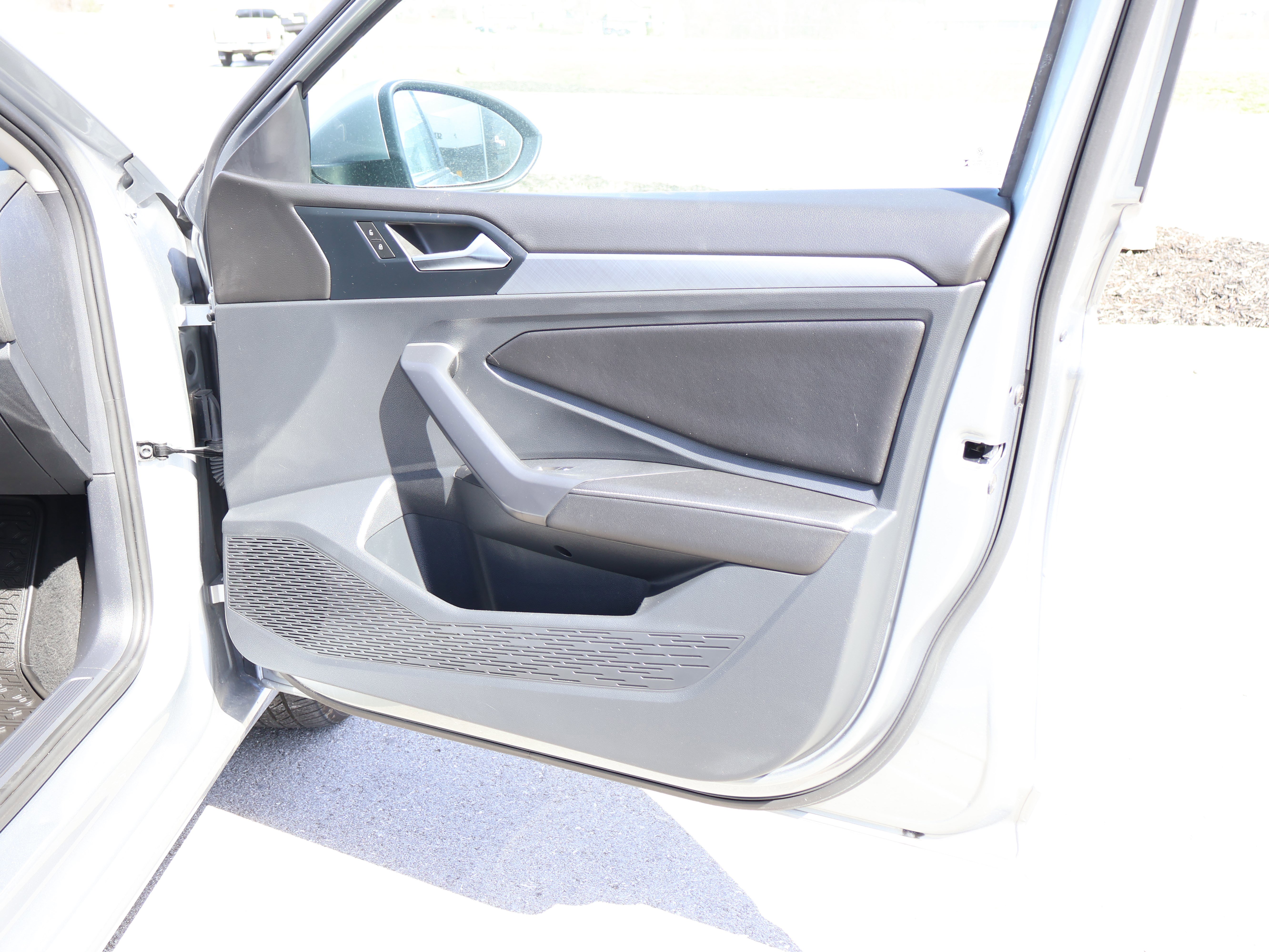 Used 2024 Volkswagen Jetta SE w/ Panoramic Sunroof Package image 9