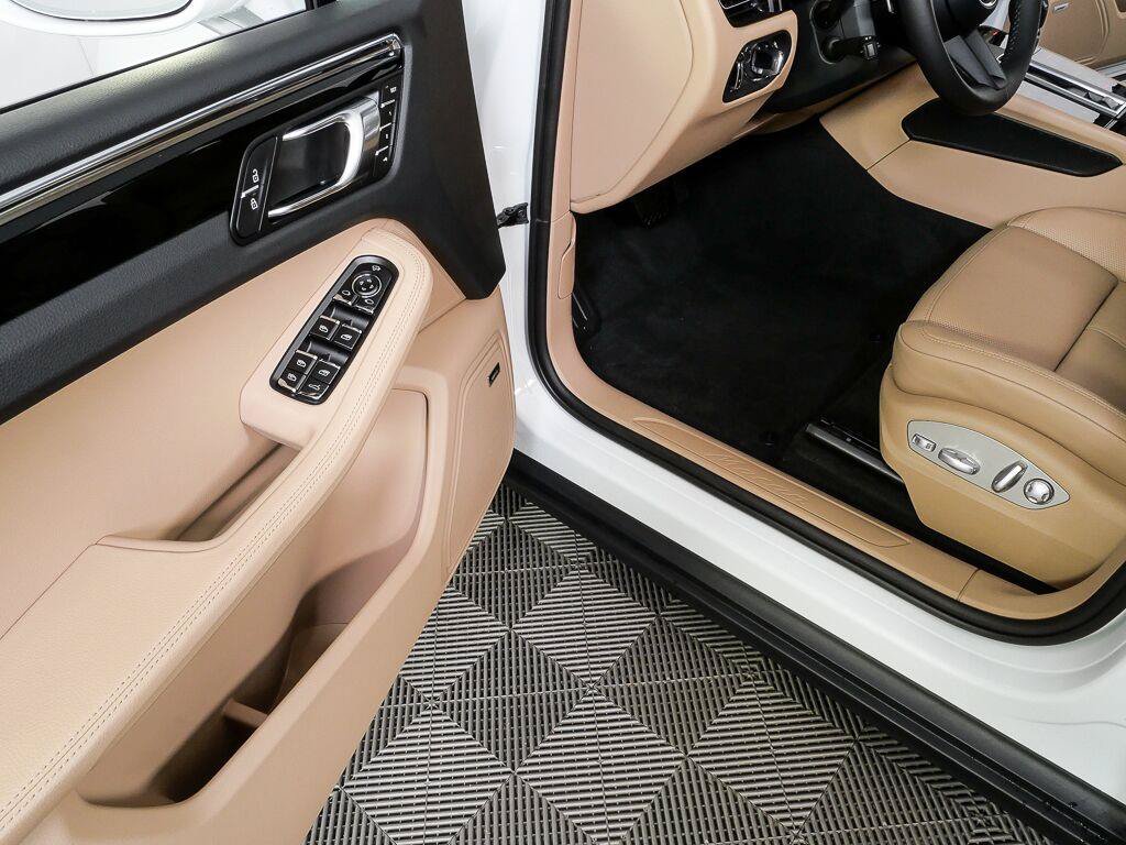 Certified 2026 Porsche Macan Turbo AWD/4WD image 8