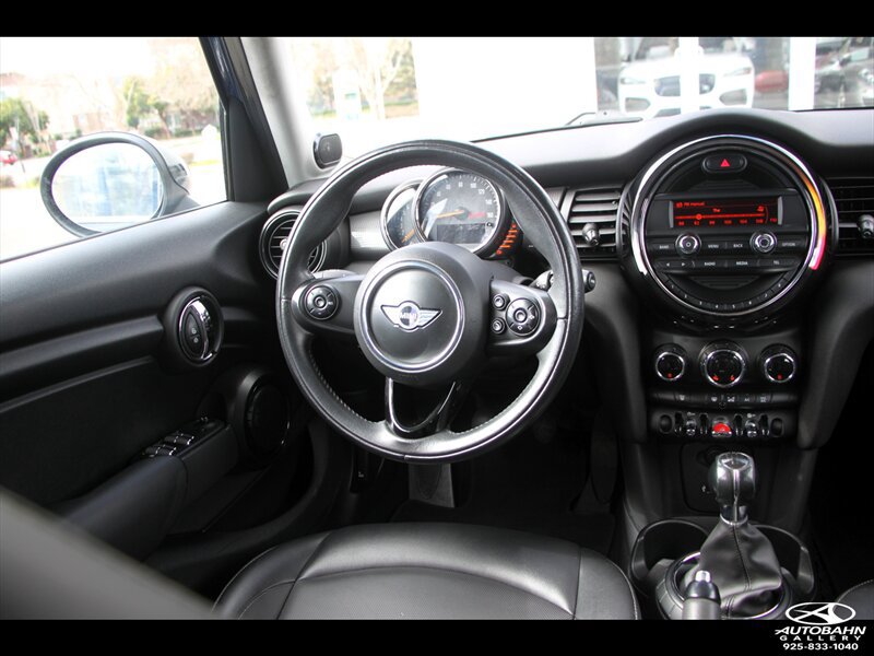 Used 2015 MINI Cooper 4-Door Hardtop w/ Premium Package FWD image 27