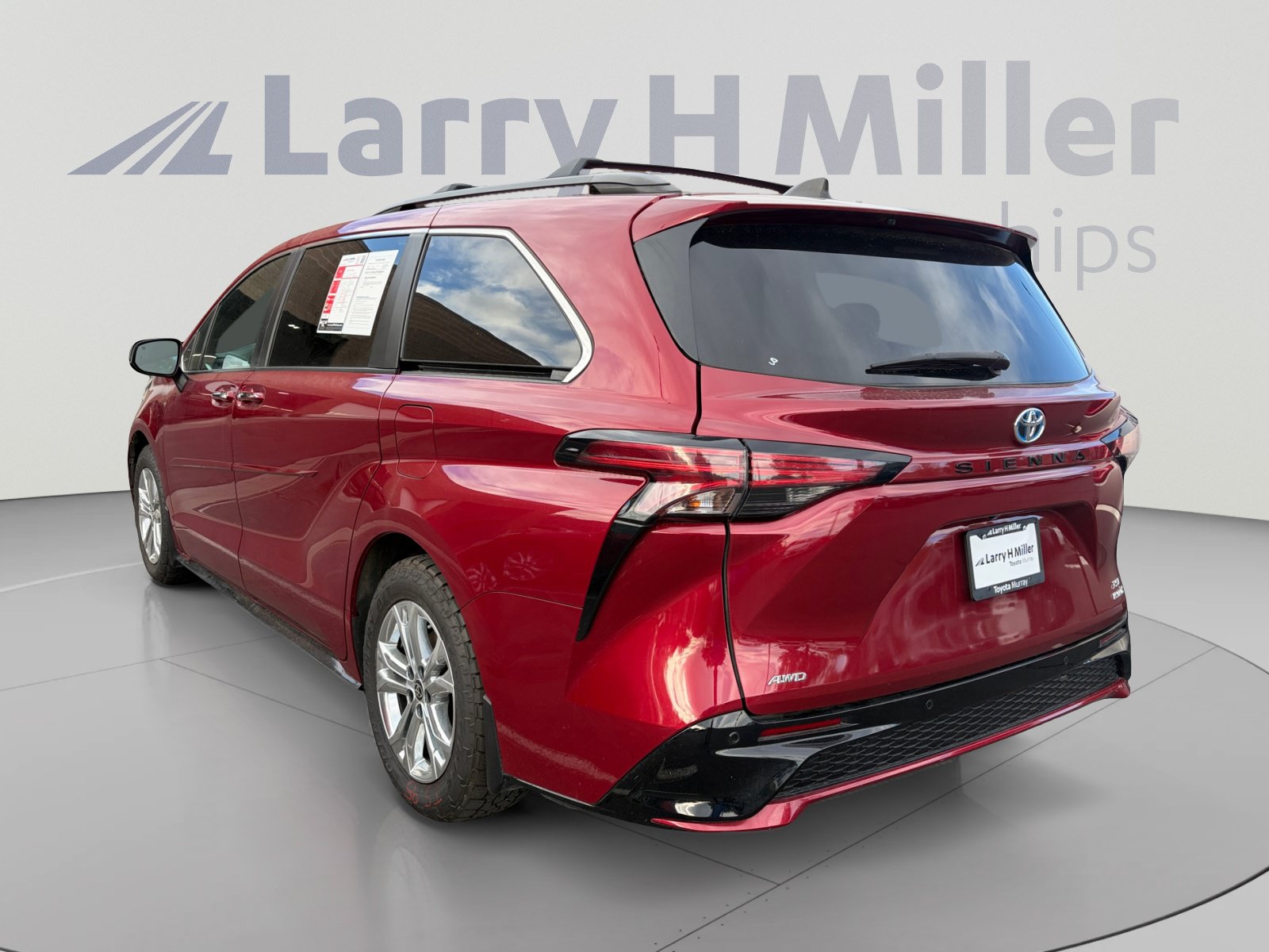 Used 2022 Toyota Sienna XSE w/ XSE Plus Package AWD/4WD image 3