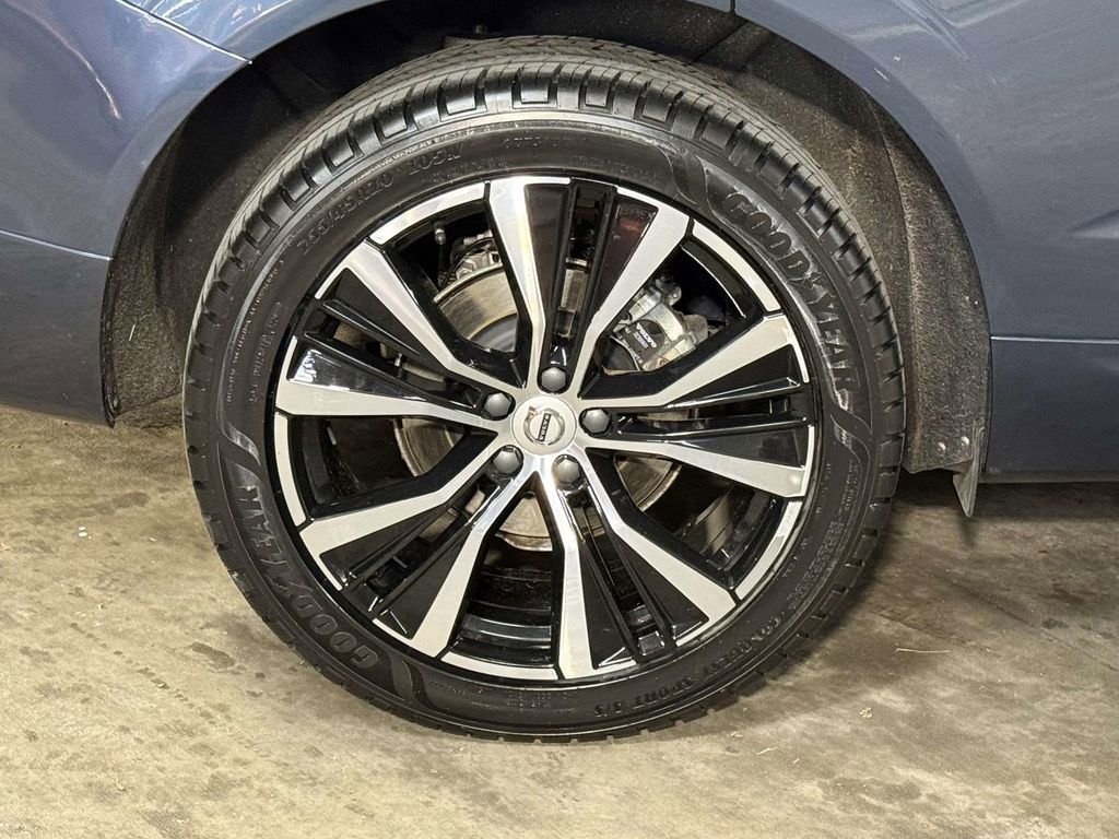 Used 2023 Volvo XC60 B5 Plus AWD/4WD image 13
