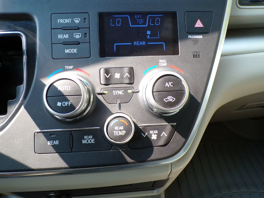 Used 2017 Toyota Sienna LE AWD/4WD image 26
