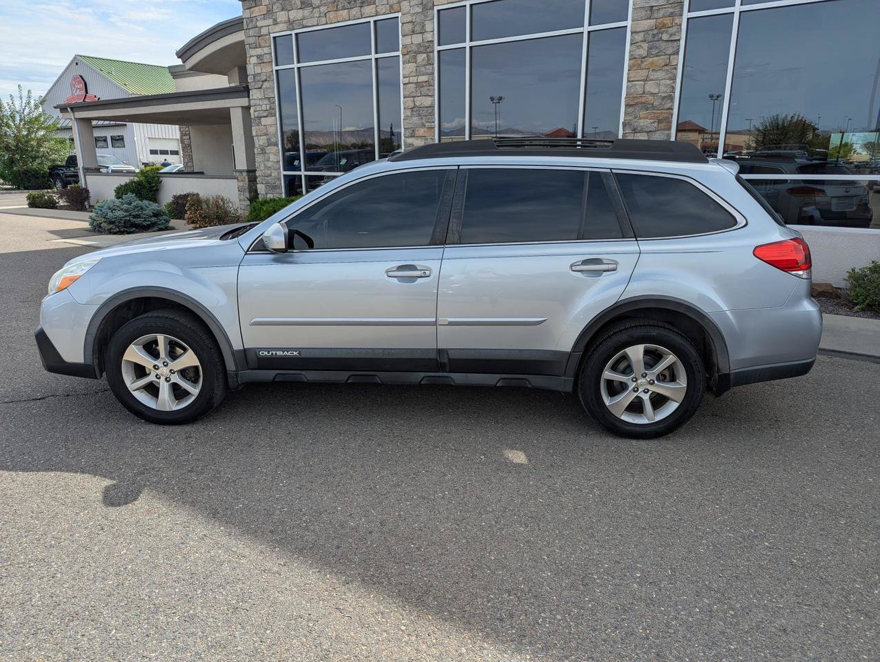Used 2014 Subaru Outback 2.5i Limited w/ Moonroof Package AWD/4WD image 2
