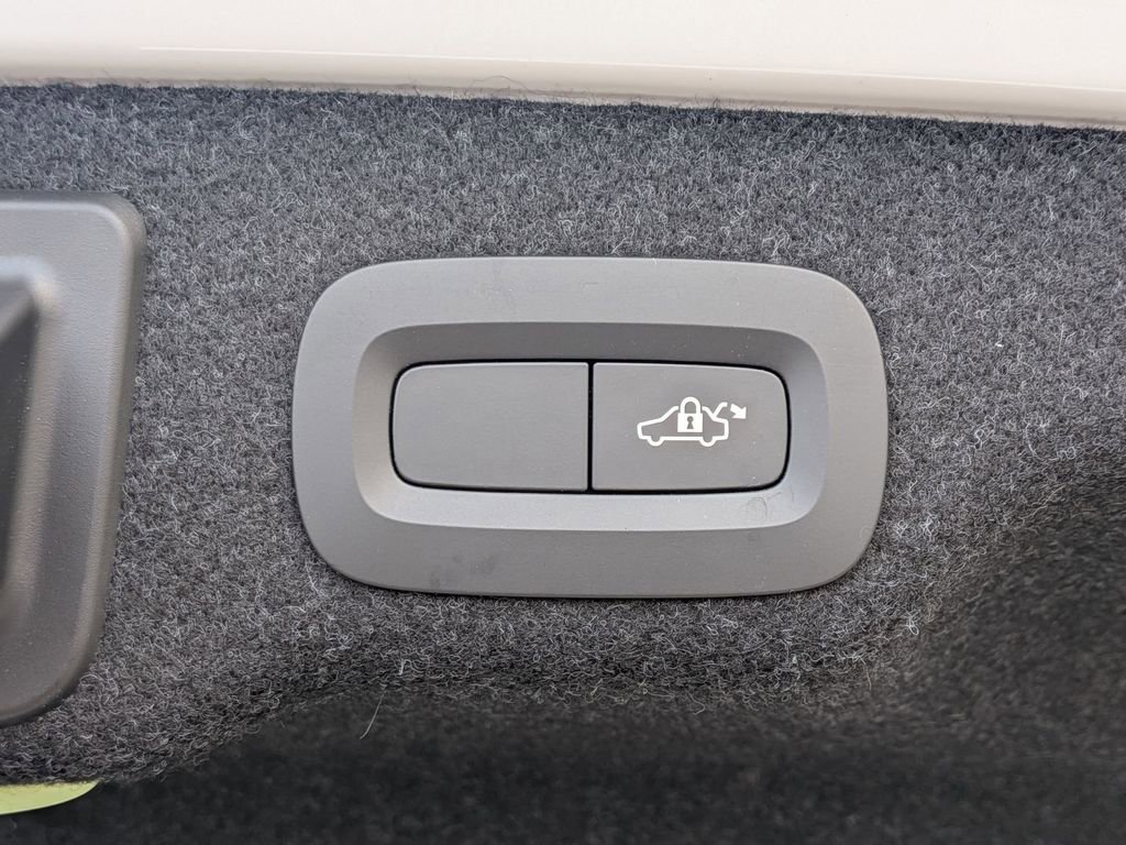 Used 2018 Volvo S90 T5 Momentum image 6