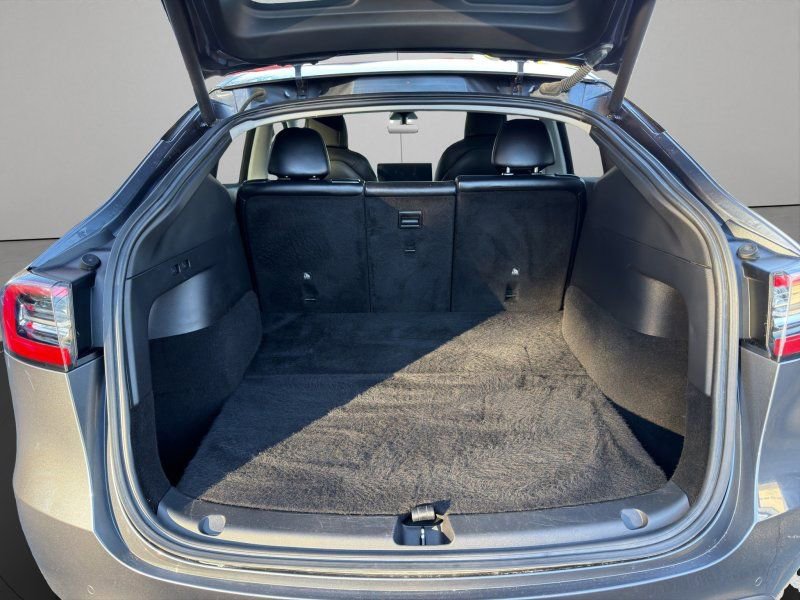 Used 2021 Tesla Model Y Long Range image 11
