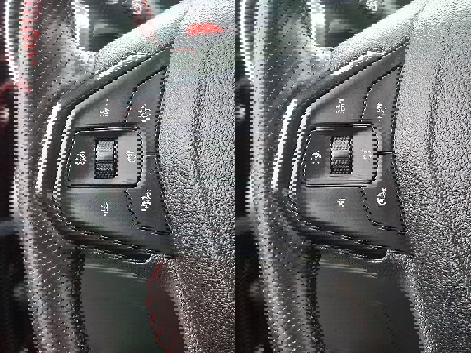 Used 2024 Chevrolet Trax RS w/ Sunroof Package image 22