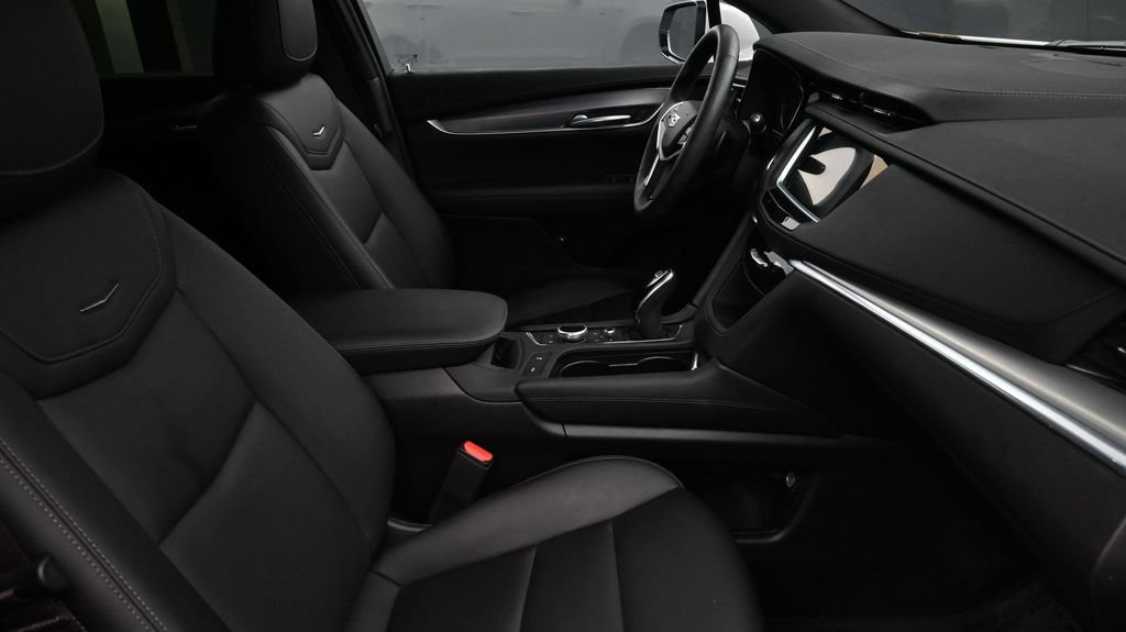 Certified 2024 Cadillac XT5 Luxury FWD image 2