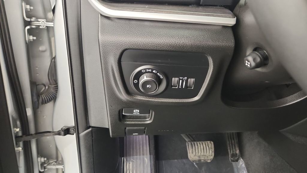 Used 2023 Jeep Grand Cherokee L Limited w/ Luxury Tech Group II image 27