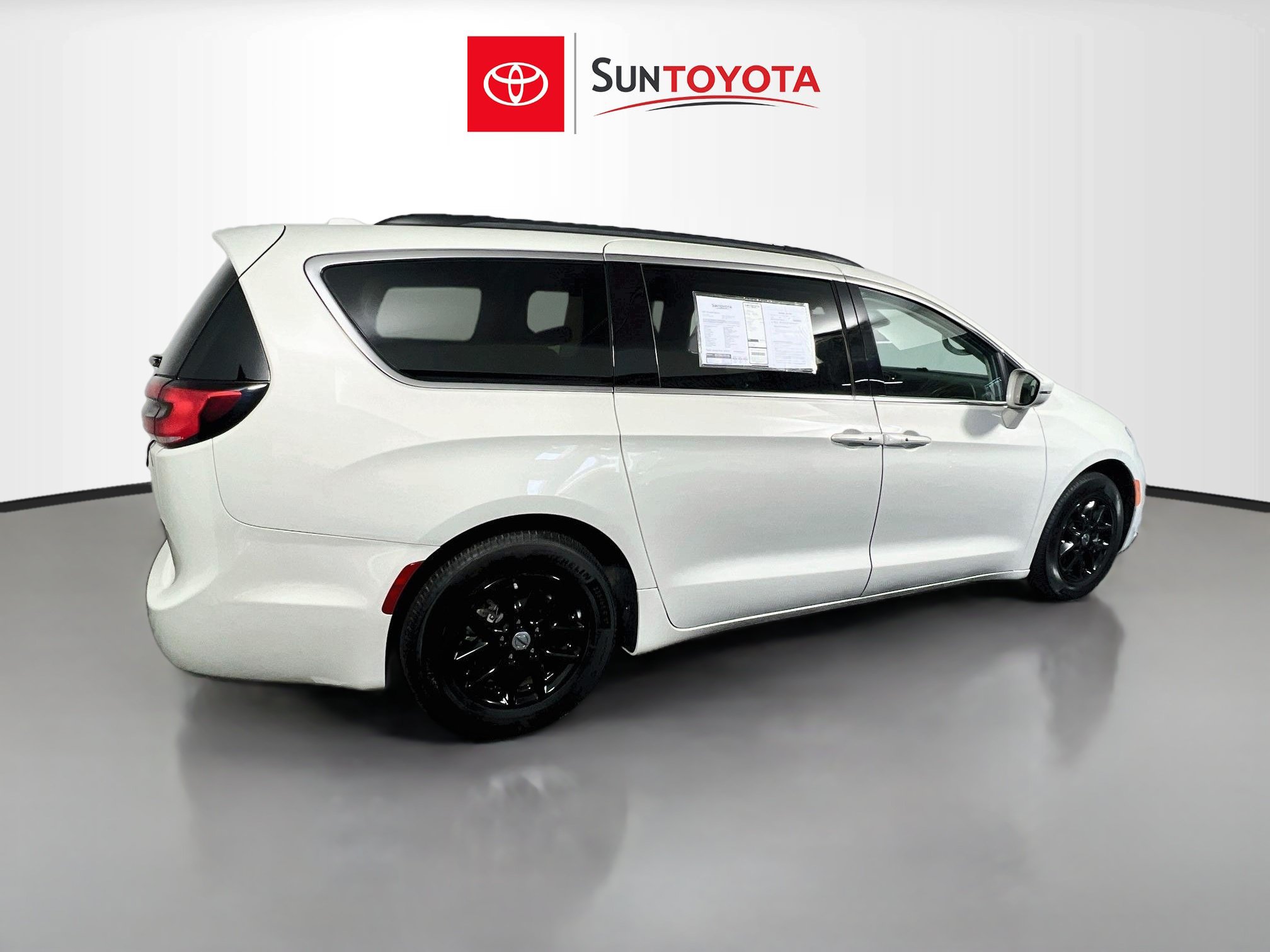Used 2021 Chrysler Pacifica Touring FWD image 4