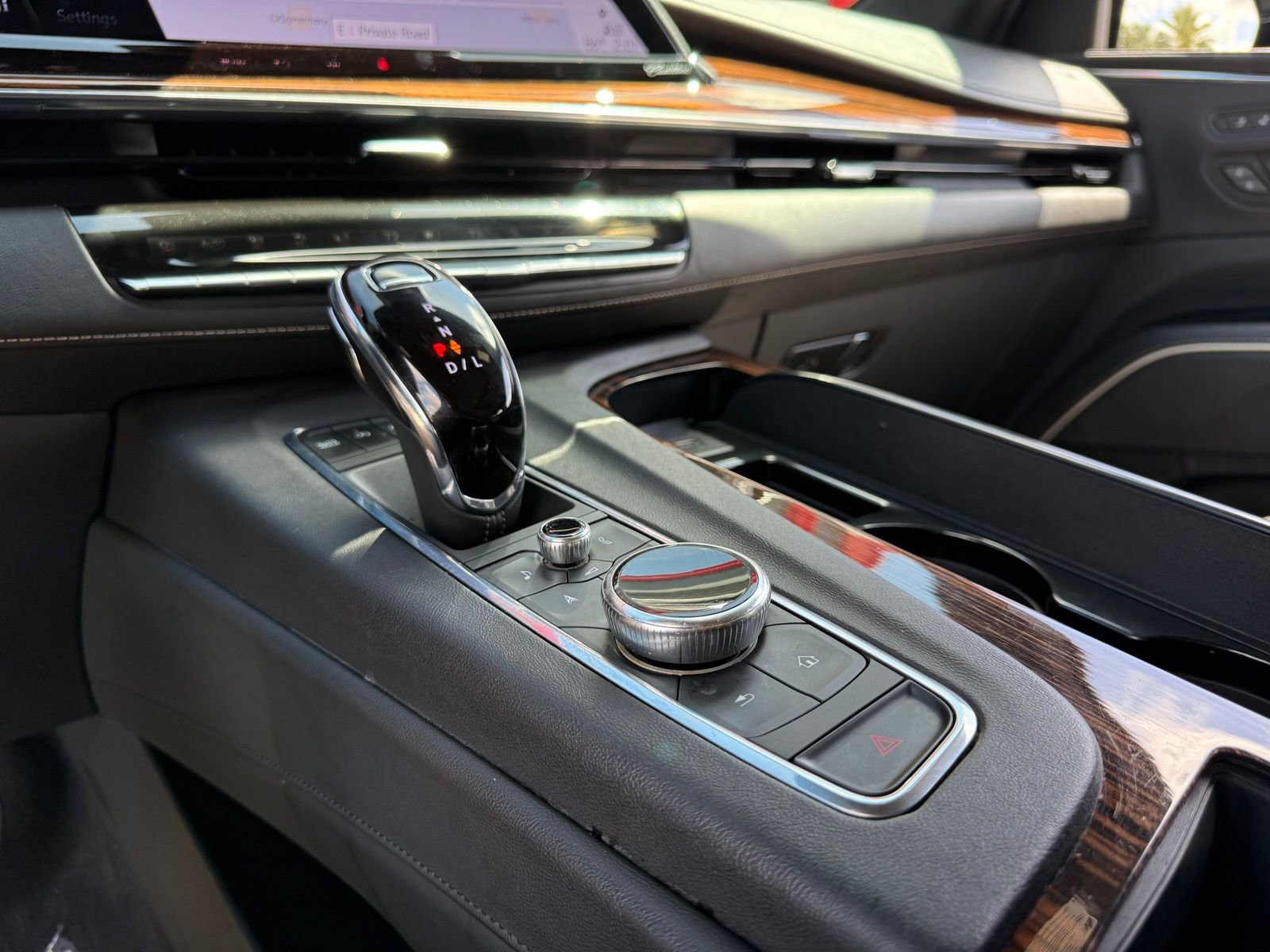 Used 2023 Cadillac Escalade Premium Luxury image 32