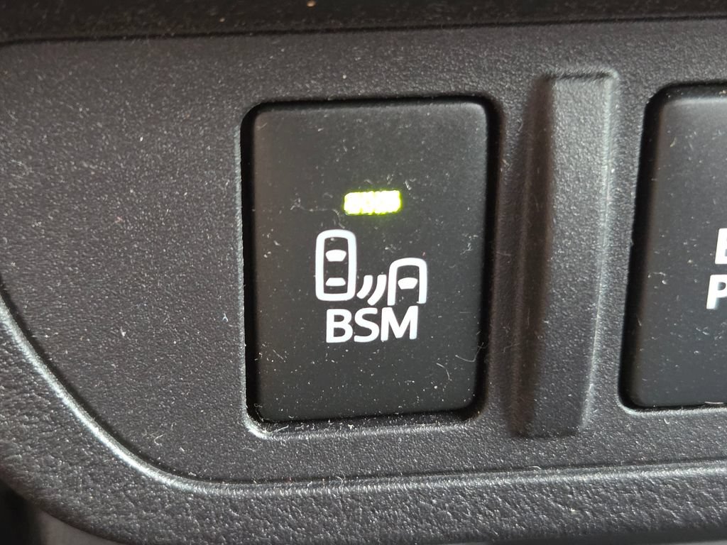 Used 2018 Toyota Tacoma TRD Sport w/ Technology Package AWD/4WD image 6
