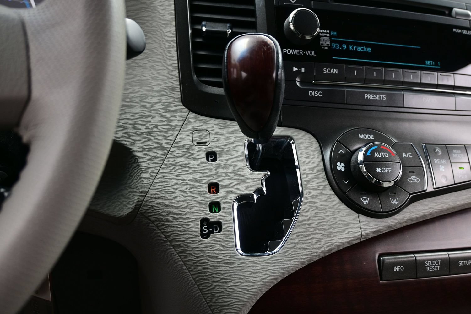 Used 2014 Toyota Sienna XLE FWD image 21