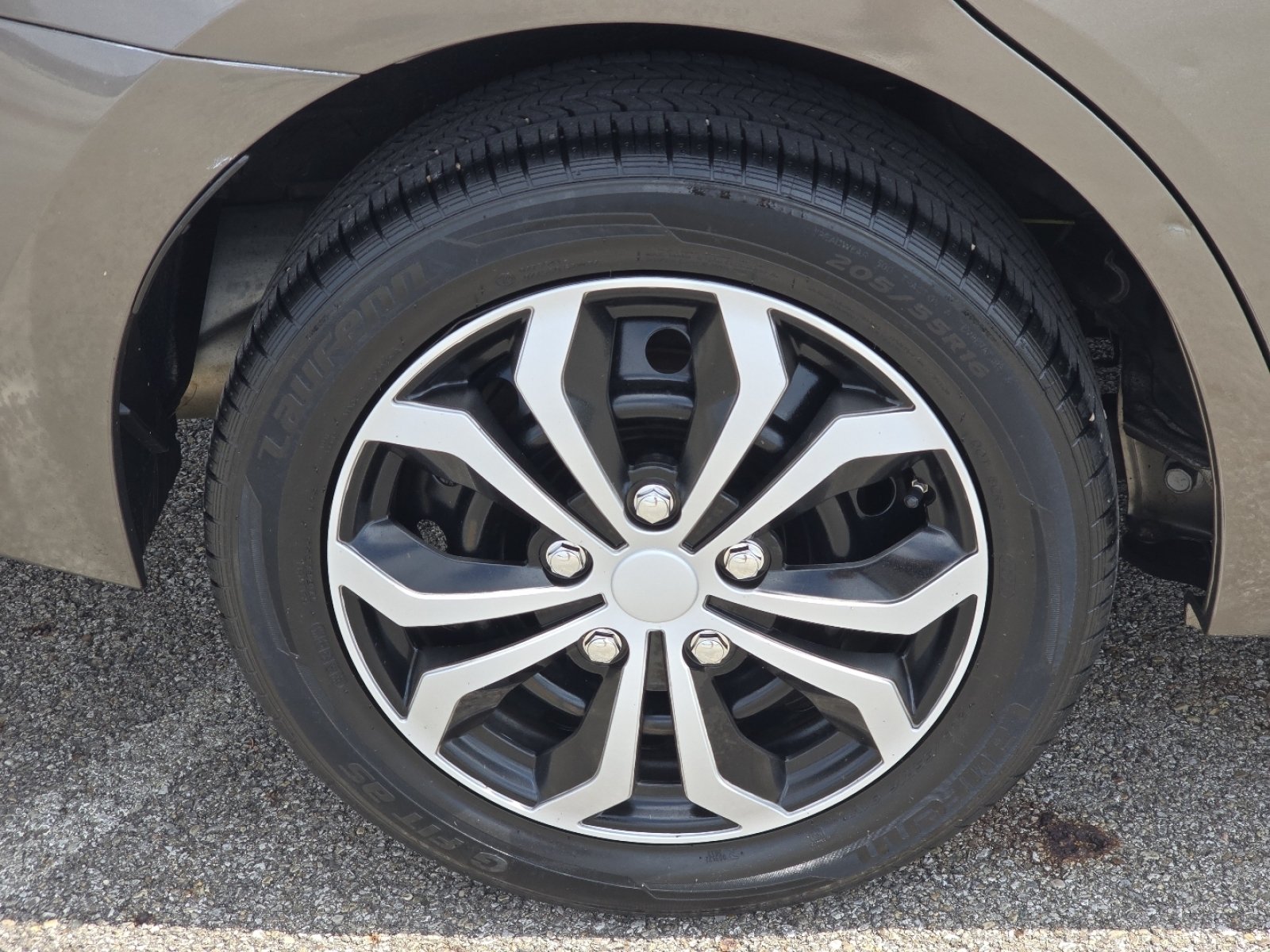 Used 2017 Toyota Corolla LE w/ Carpet Mat Package (TMS) FWD image 9