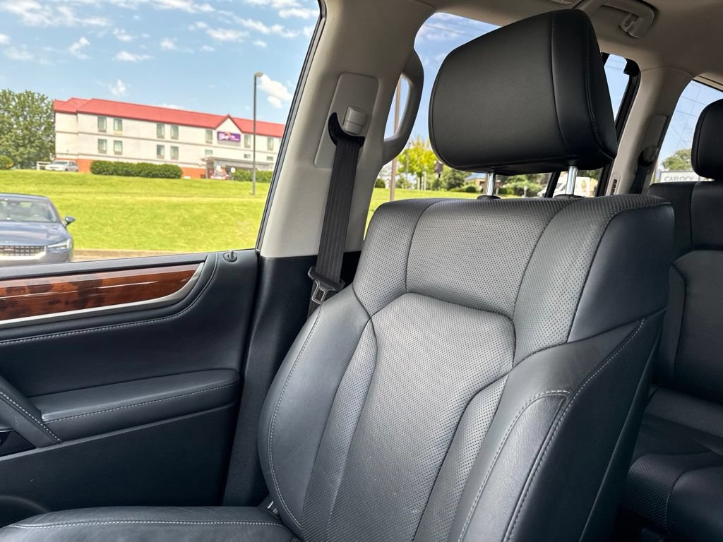 Used 2021 Lexus LX 570 4WD w/ Luxury Package image 23