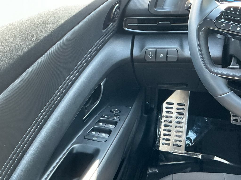 Used 2025 Hyundai Elantra Sport FWD image 19