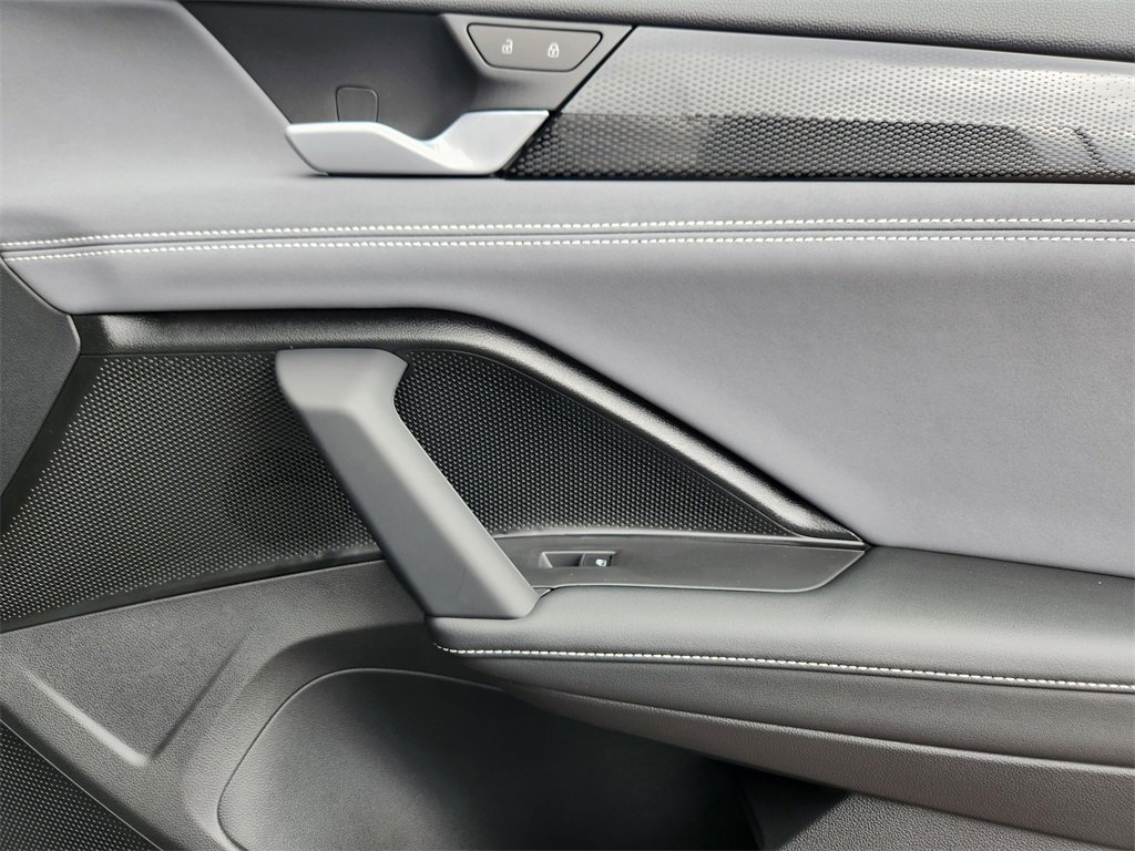 New 2025 Volkswagen Tiguan SE image 17