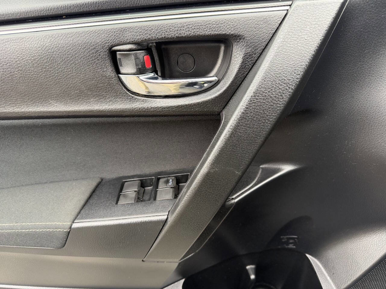 Used 2018 Toyota Corolla LE w/ LE Premium Package w/Moonroof FWD image 27