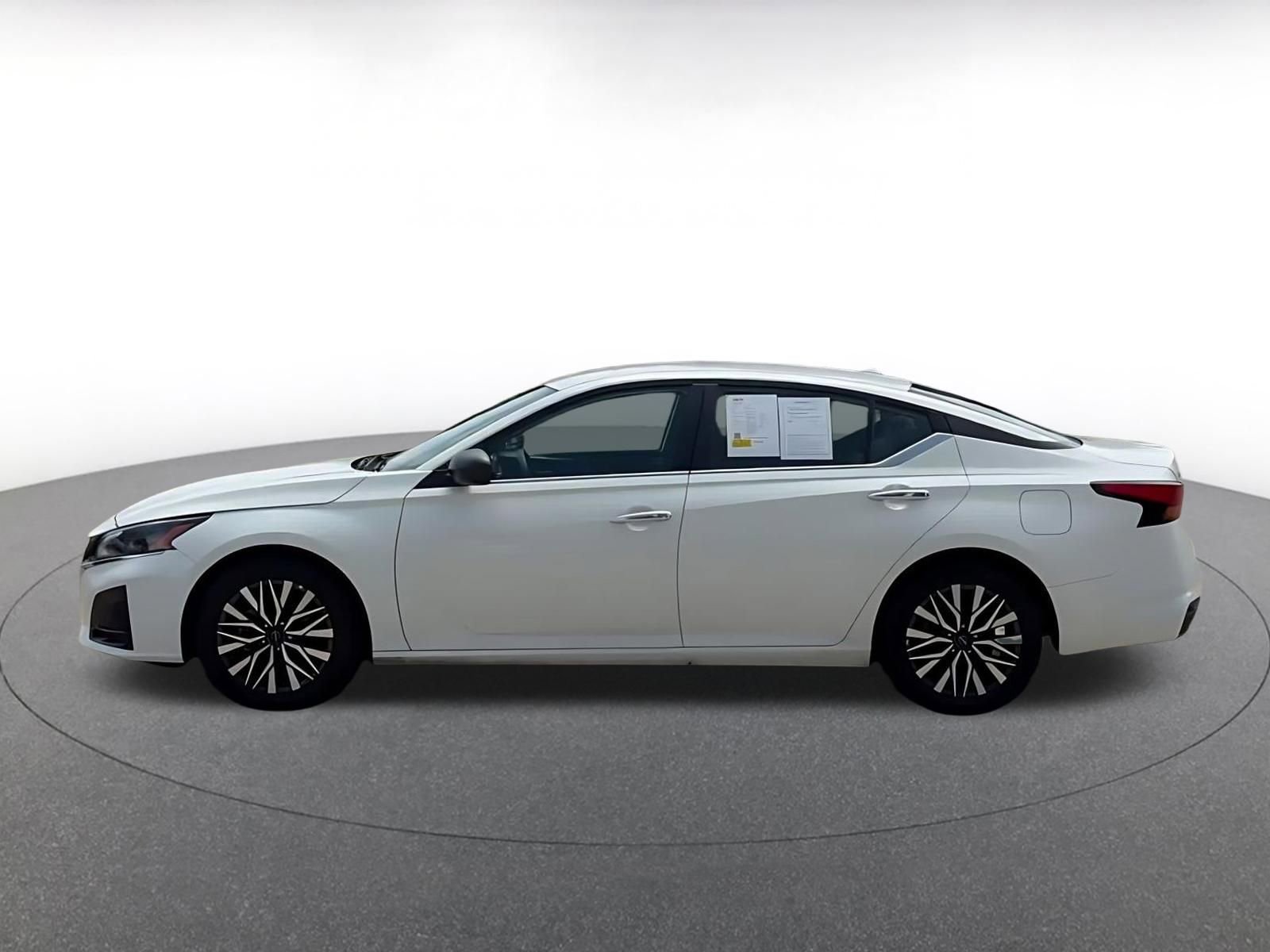 Used 2025 Nissan Altima 2.5 SV FWD image 10