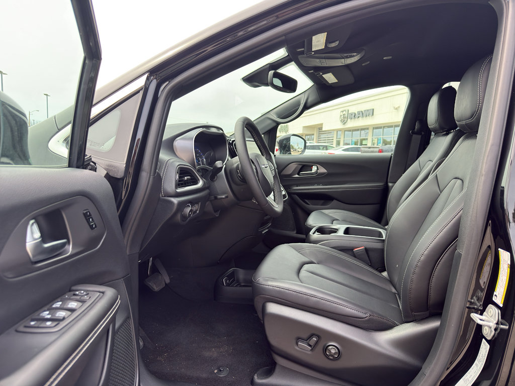 New 2026 Chrysler Pacifica Select FWD image 10