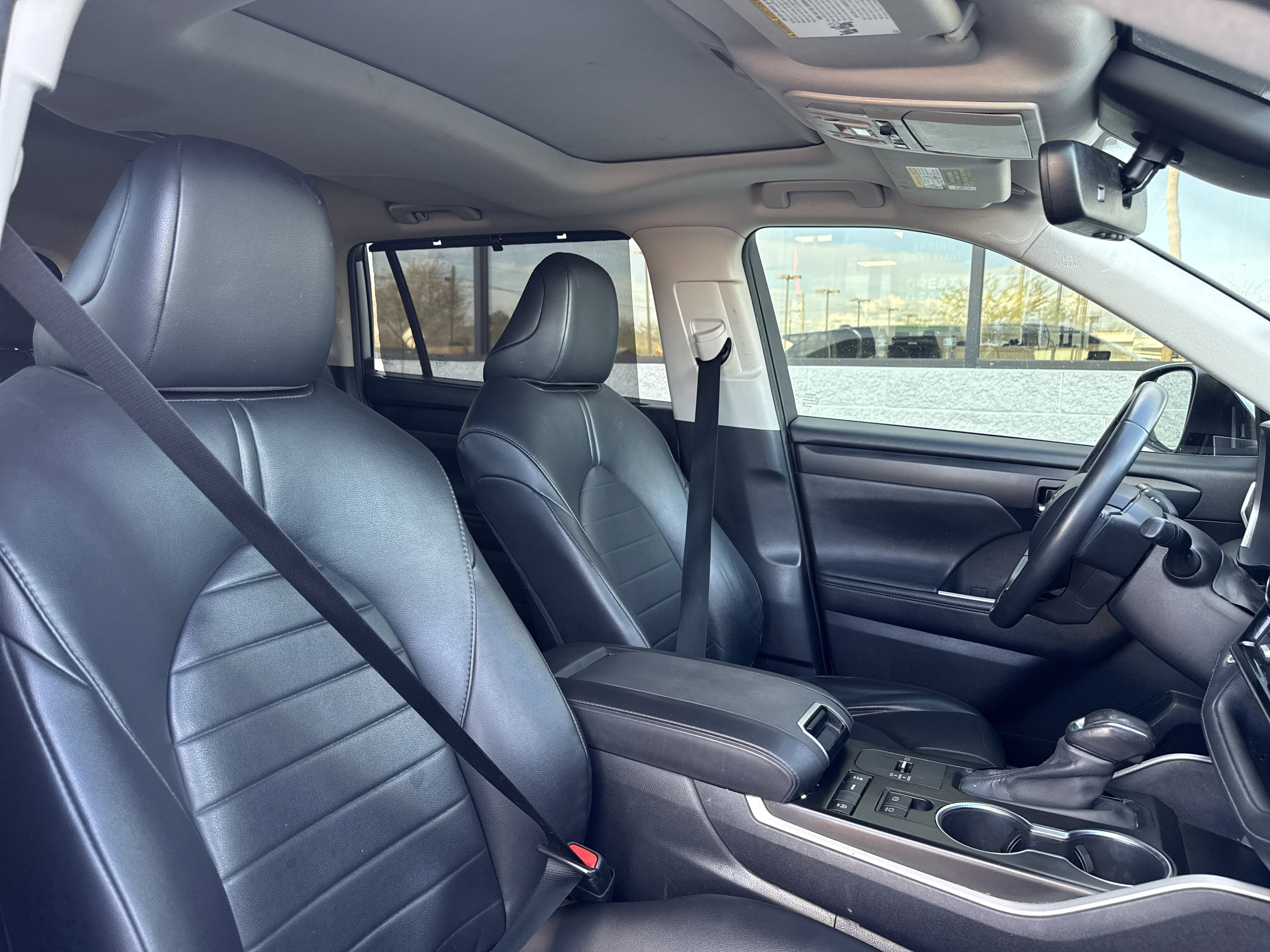 Used 2020 Toyota Highlander XLE image 28