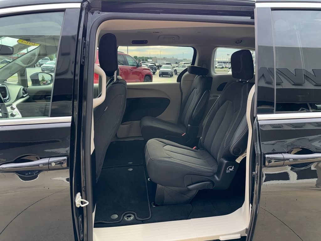 Used 2023 Chrysler Voyager LX FWD image 11