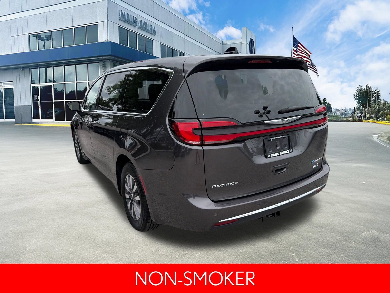 Used 2023 Chrysler Pacifica Touring-L FWD image 6