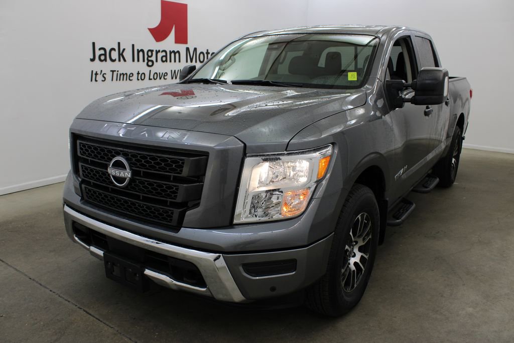 Used 2024 Nissan Titan SV w/ SV Convenience Package image 2