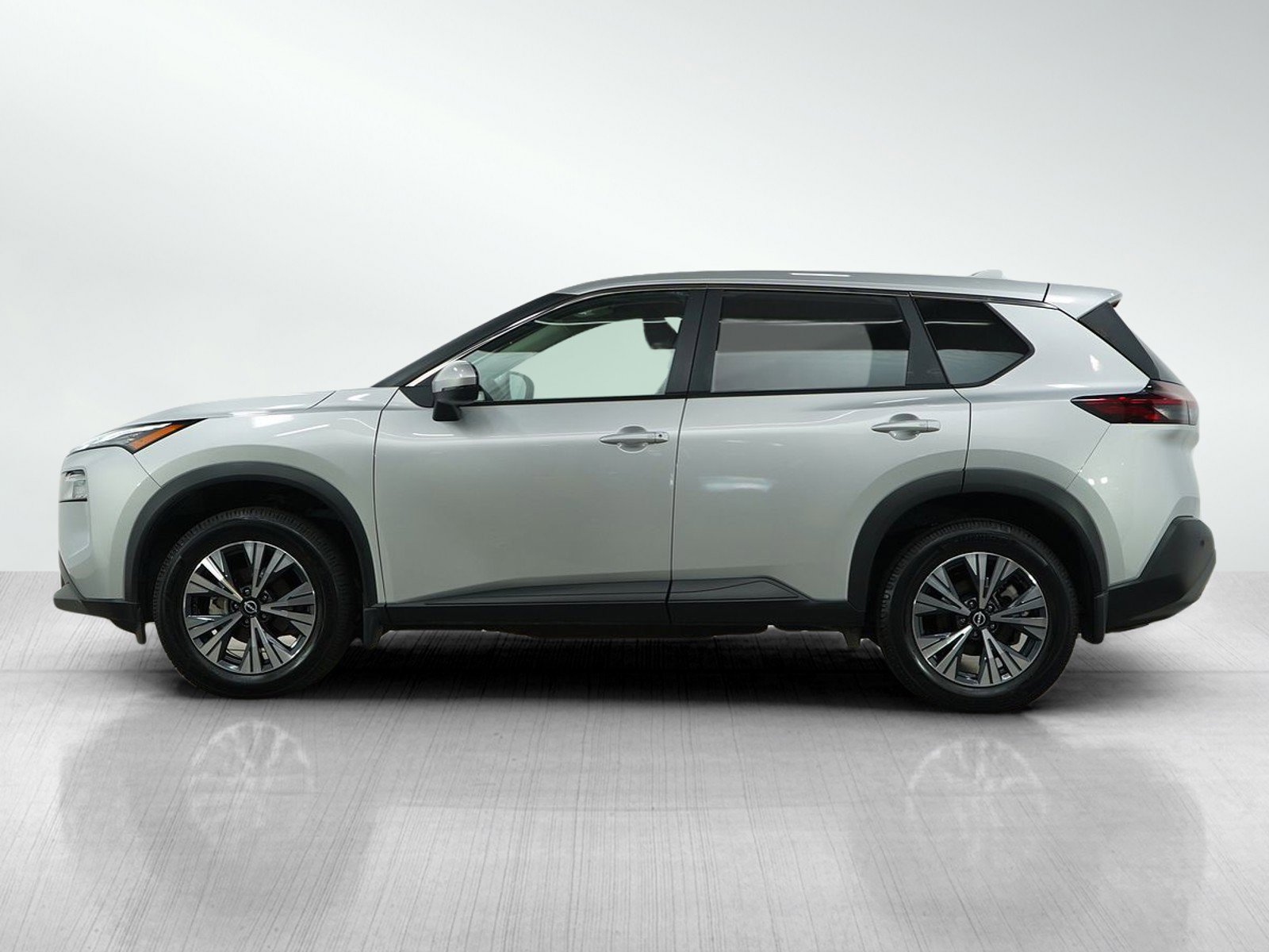 Used 2022 Nissan Rogue SV image 2