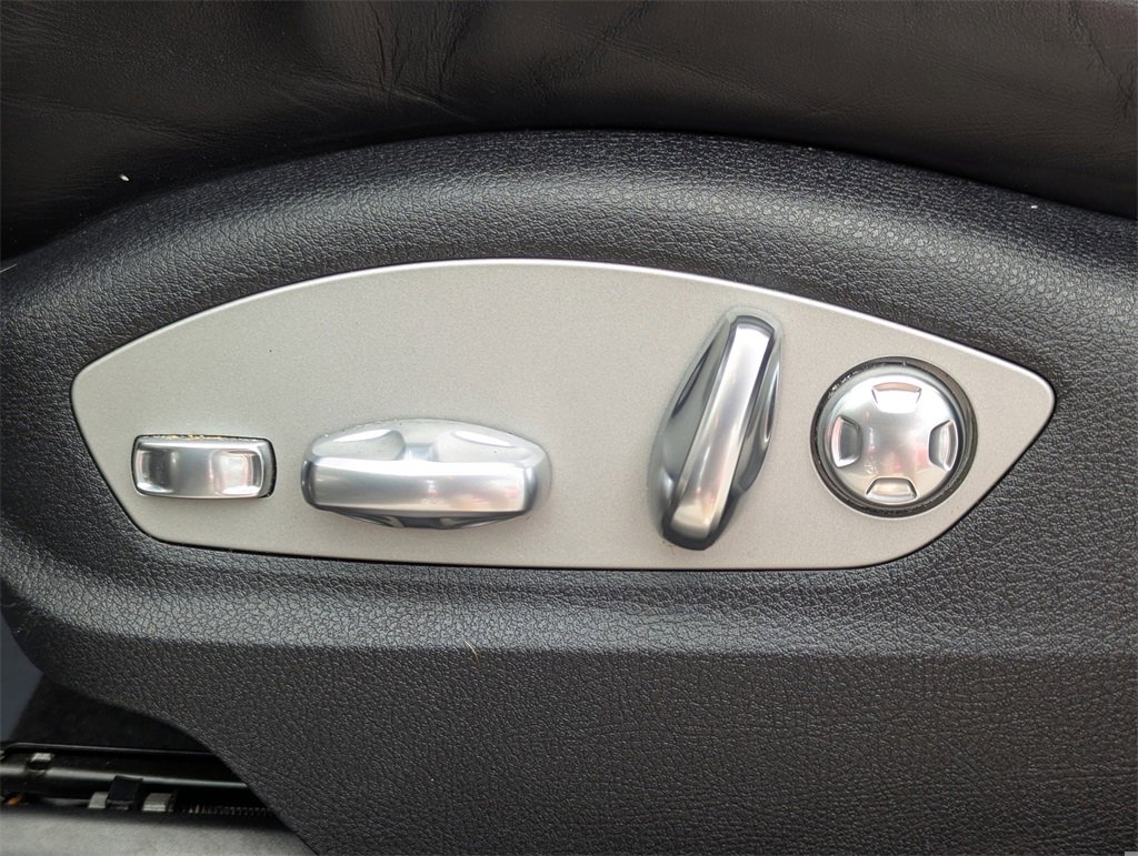 Used 2024 Porsche Macan Turbo image 11