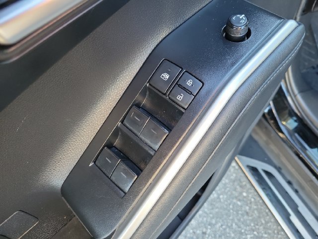 Used 2023 Toyota Highlander XLE FWD image 17