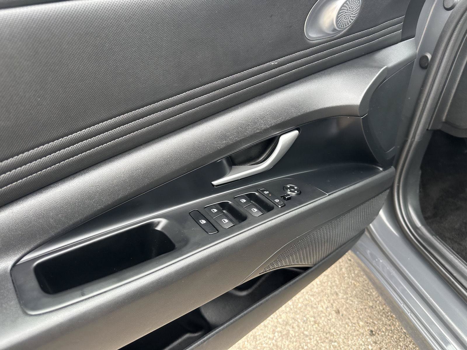 Used 2025 Hyundai Elantra SEL FWD image 16