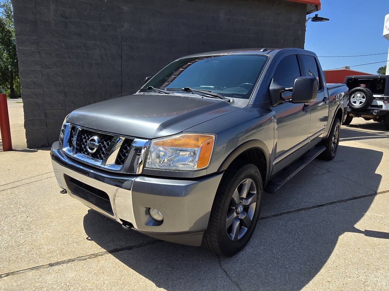 Used 2015 Nissan Titan SV w/ SV Value Truck Package AWD/4WD image 2