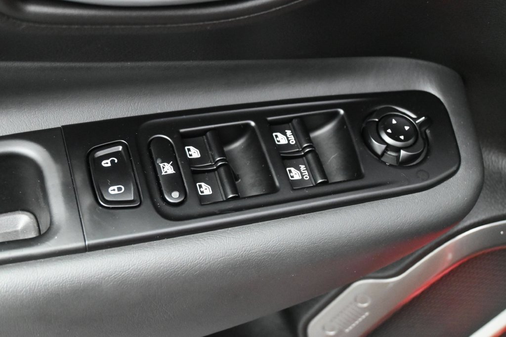 Used 2023 Jeep Renegade Latitude AWD/4WD image 4